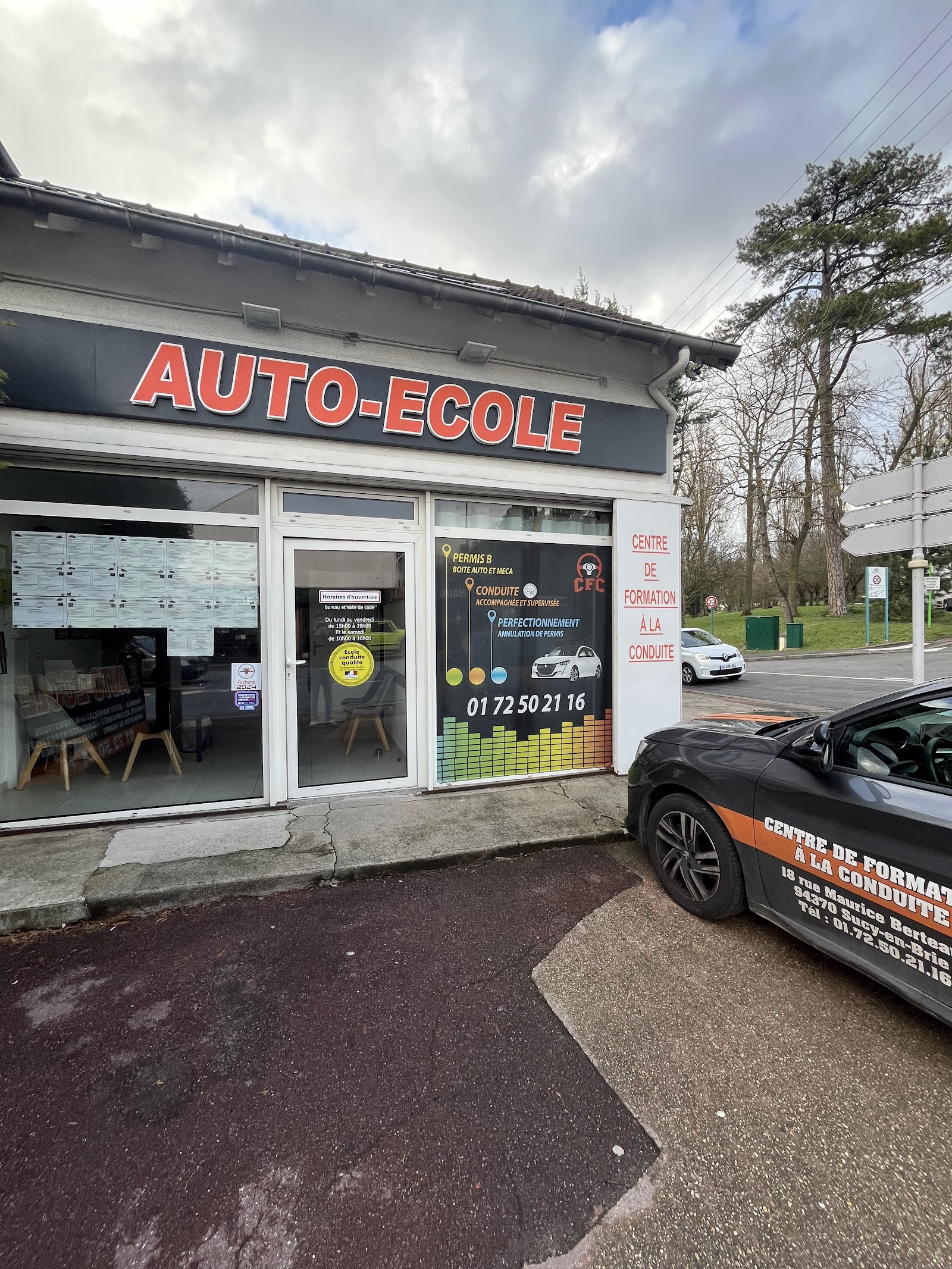 La devanture de CFC Auto-École, enseigne rouge AUTO-ECOLE sur bandeau anthracite, 18 rue Maurice Berteaux à Sucy-en-Brie.